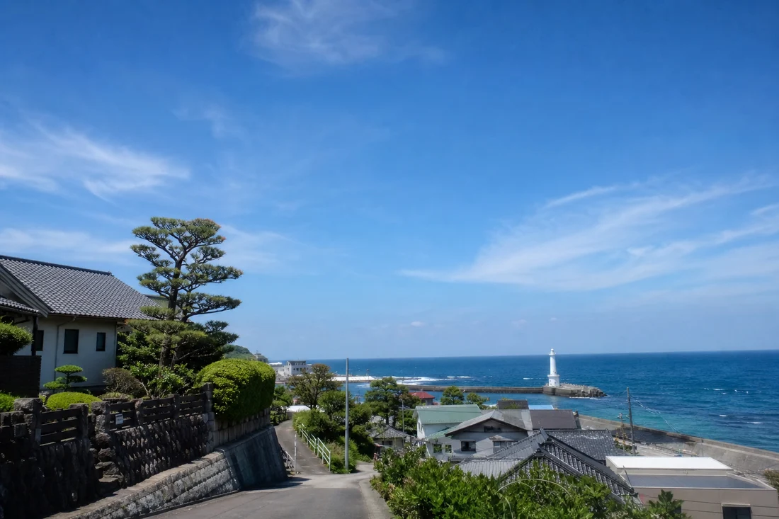 元の写真（海辺の町の観光スナップ）